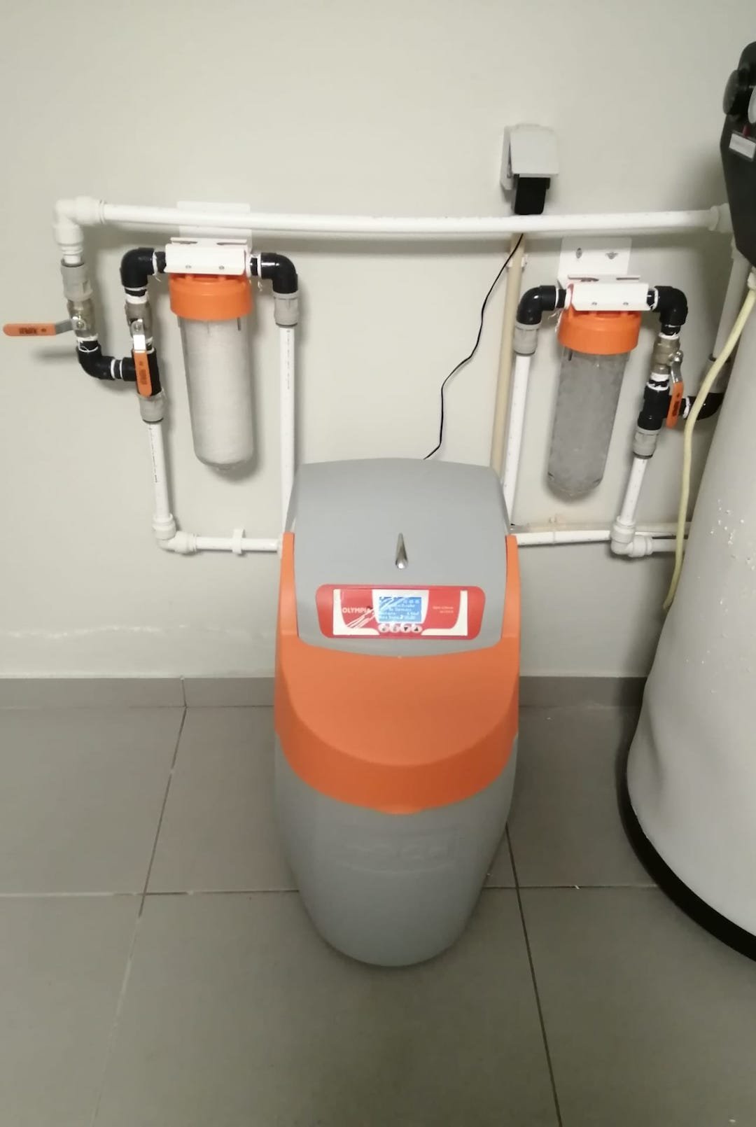 equipamento de descalcificar água Olympia Plus a funcionar